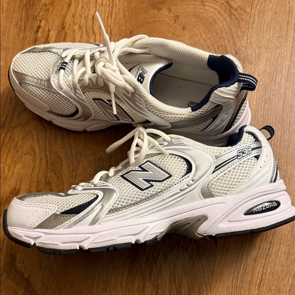 New Balance 530 navy white & silver (9.5 women’s) LIKE NEW